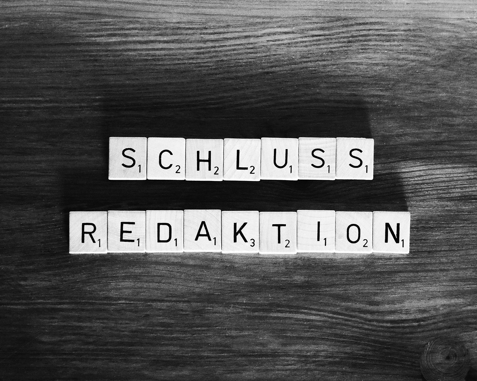 Scrabblebuchstaben ergeben das Wort Schlussredaktion – Schlussredaktion und Fahnenkorrektur in Dresden